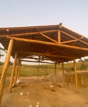 Estrutura porticada em madeira maciça