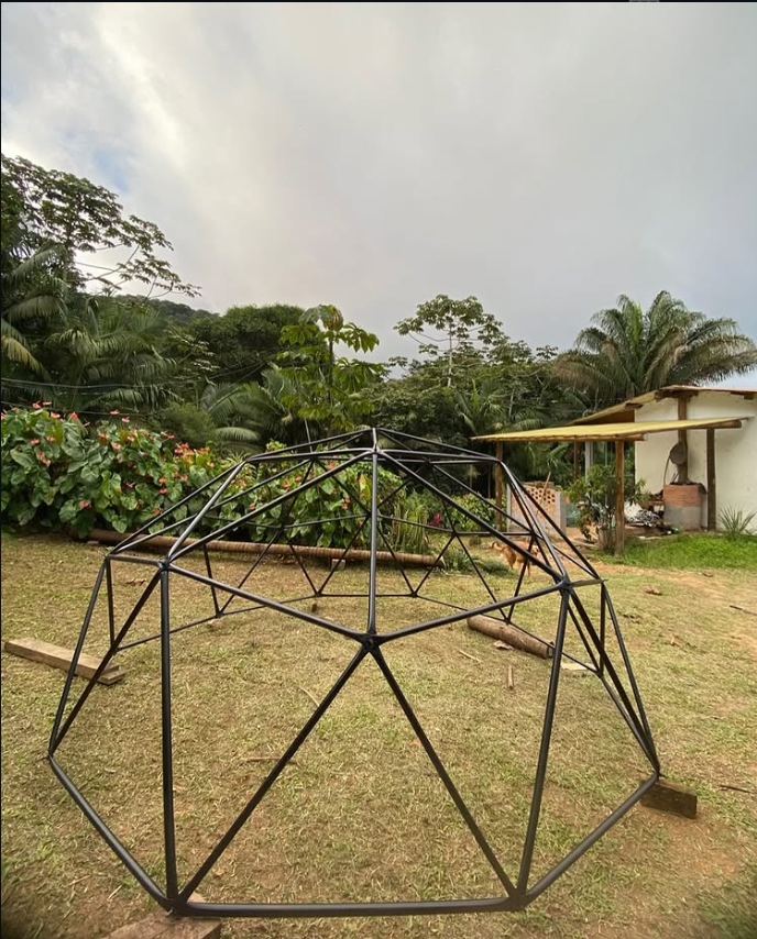 Domo geodésico em madeira
