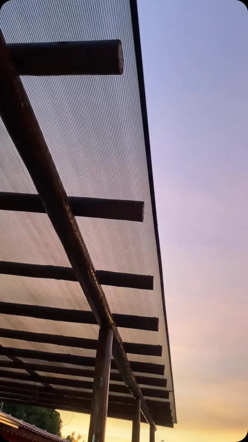 Pergolado moderno integrado à residência