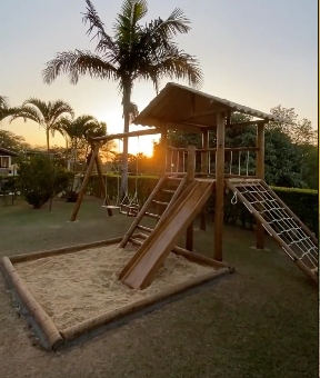 Parquinho infantil em madeira